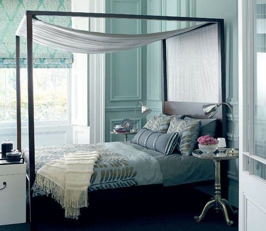 canopy bed with curtain